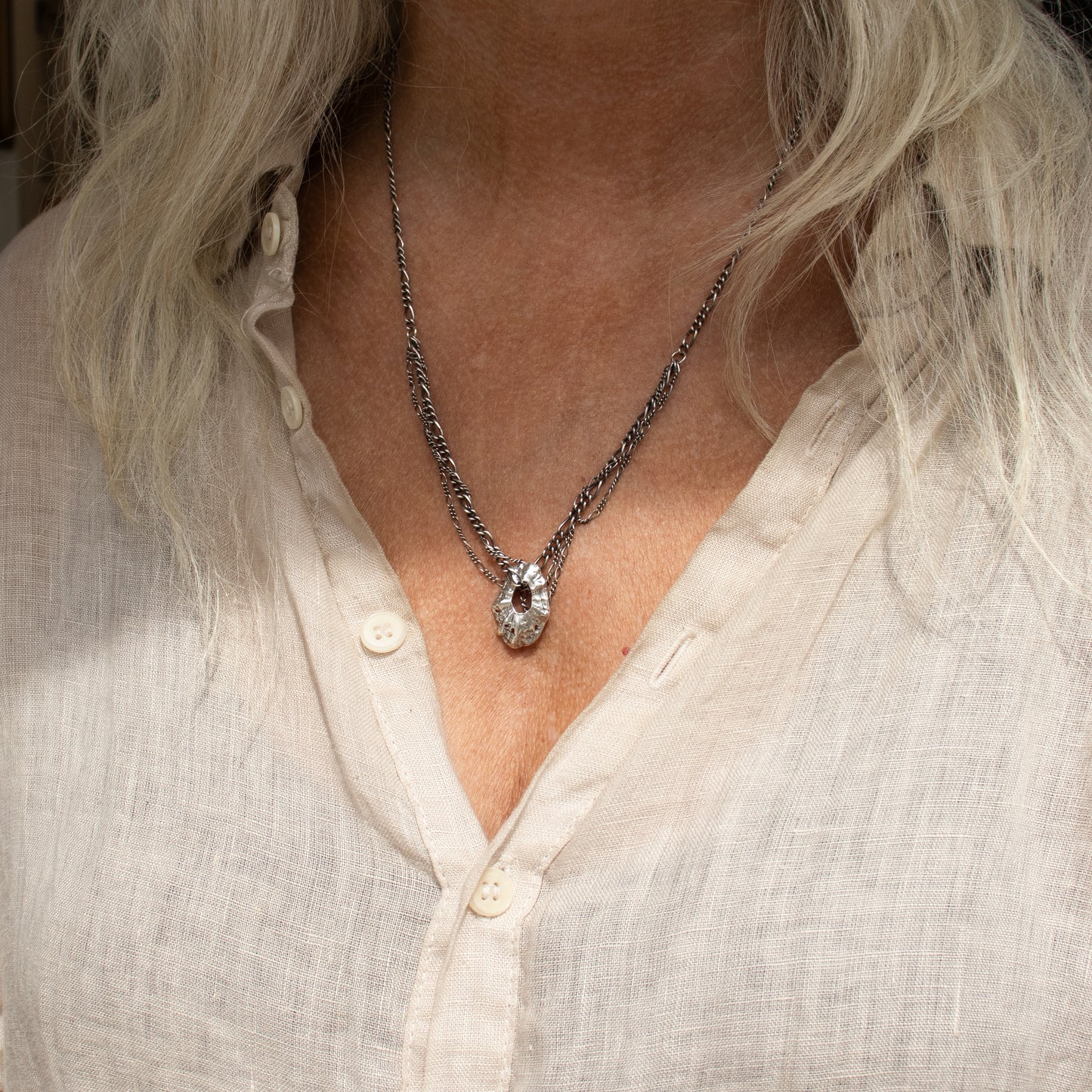 SILVER KEYHOLE SHELL TANGLED CHAIN NECKLACE