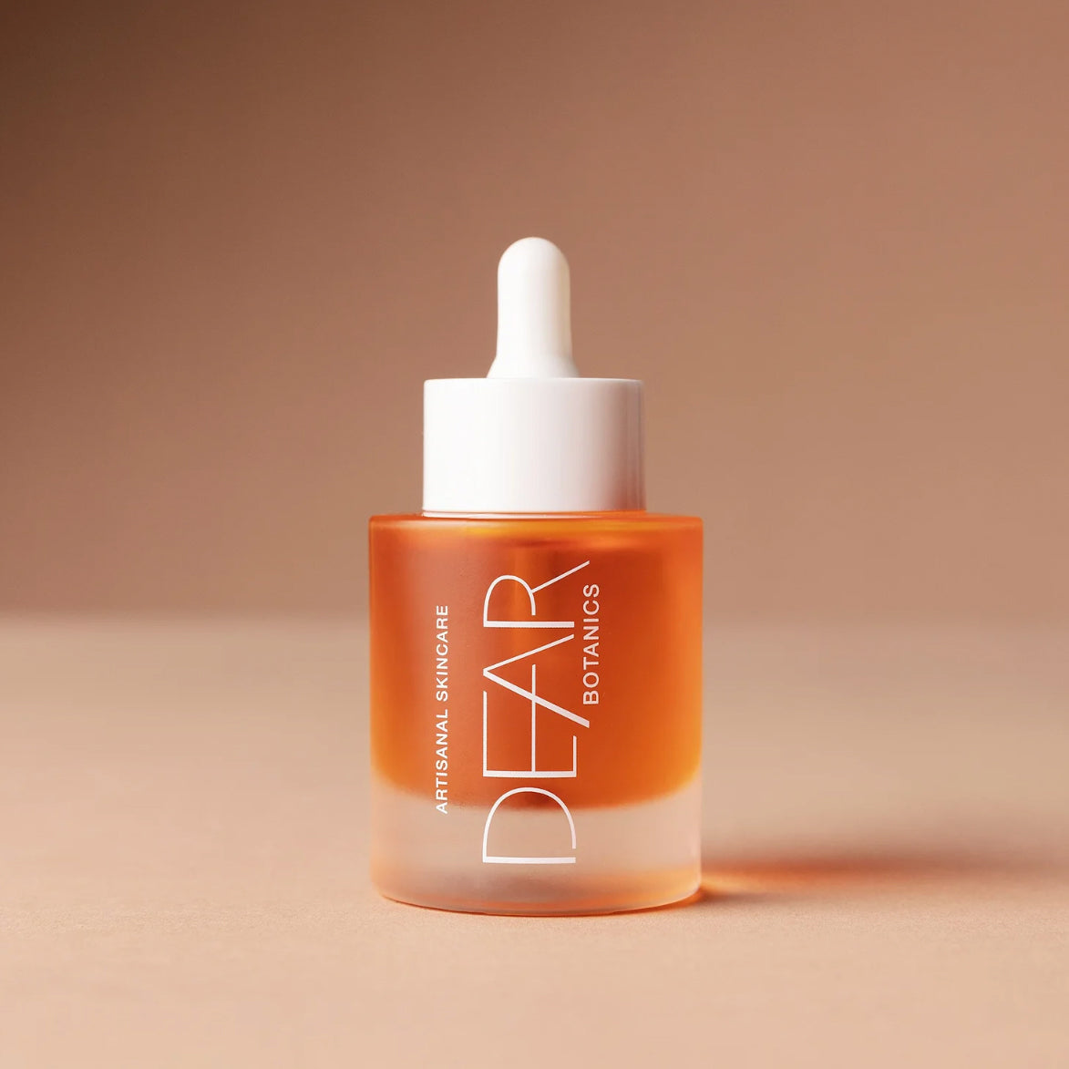 Roses are the queen of flowers, and their essential oil is among the most revered for nurturing and scenting the skin. Blended with other precious oils that support skin regeneration and help maintain youthful elasticity, this formula delivers deep nourishment and radiance.