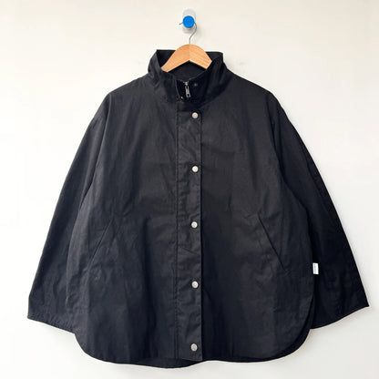 Rain or shine, the Blair fits any wardrobe with a modern silhouette featuring a high funnel neck, roomy barrel sleeves, and a secure zip-and-button front made from durable waxed cotton built to take on light, wet weather.