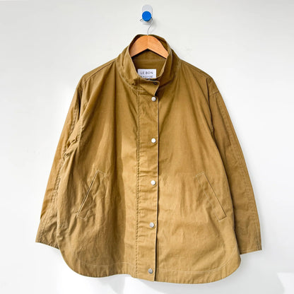 Rain or shine, the Blair fits any wardrobe with a modern silhouette featuring a high funnel neck, roomy barrel sleeves, and a secure zip-and-button front made from durable waxed cotton built to take on light, wet weather.