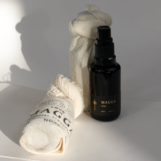 The Magga blend is an expression of wise love and acceptance awakening space for the heart and spirit with ethically-sourced, sustainably harvested, organic, therapeutic-grade vetiver, rosewood, sandalwood, coriander and Palo Santo essential oils with Amazonite, green opal, agate, Austrian epidote, K2 stone, orange calcite, peach moonstone, rose quartz and green jade crystals.